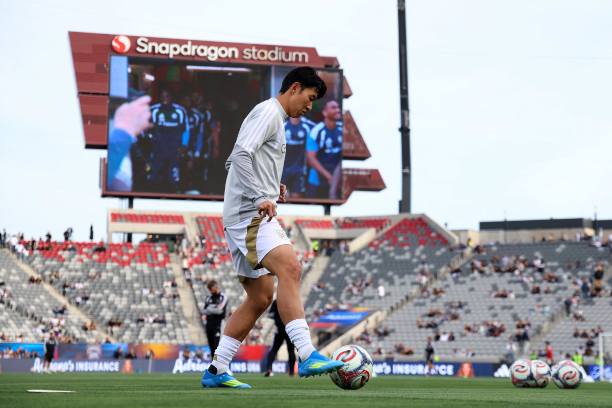SAN DIEGO, CALIFORNIA - MAY 02: Son Heung-Min #7 of Los Angeles FC warms up prior to the MLS match between San Diego FC and Los Angeles Football Club at Snapdragon Stadium on May 02, 2026 in San Diego, California. Luiza Moraes/Getty Images/AFP (Photo by Luiza Moraes / GETTY IMAGES NORTH AMERICA / Getty Images via AFP)