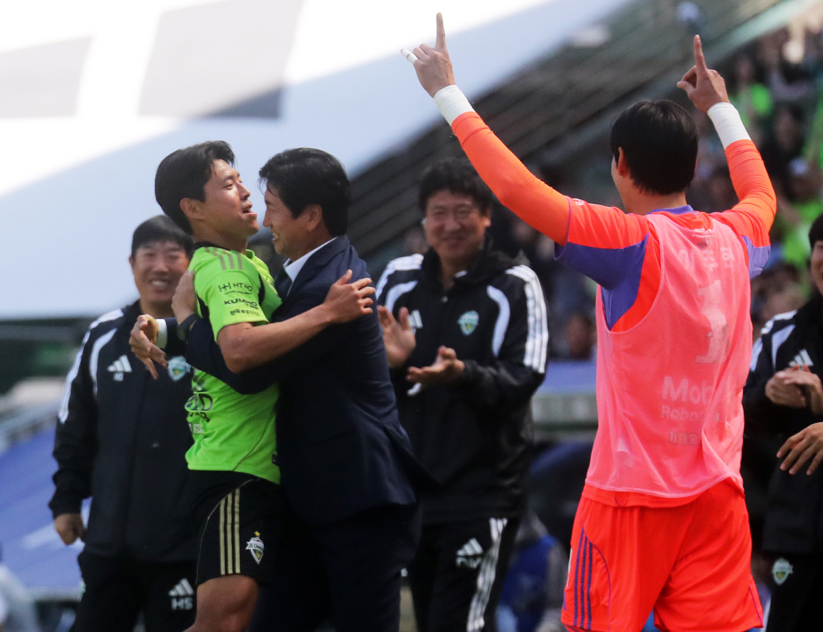 전북 현대 이적 후 12경기 만 첫 골 폭발! 마음고생 심했던 김승섭 "미안하고 죄송해서 달려가 포옹했다"