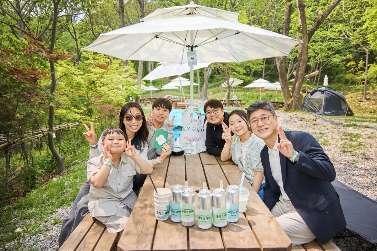 ◇지난 4일 정재헌 CEO가 경기도 용인 에버랜드 '포레스트 캠프'에서 열린 'T 장기고객 숲캉스 데이' 현장에서 고객 가족과 대화를 나누고 사진 촬영을 하는 모습.