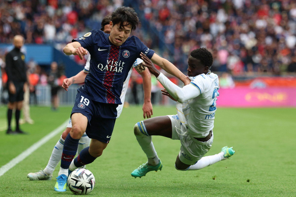 Paris Saint-Germain's South Korean midfielder #19 Kang-In Lee (L) and Lorient's Senegalese defender #25 Abdoulaye Faye (R) fight for the ball during the French L1 football match between Paris Saint-Germain (PSG) and FC Lorient at Parc des Princes stadium in Paris on May 2, 2026. (Photo by FRANCK FIFE / AFP)