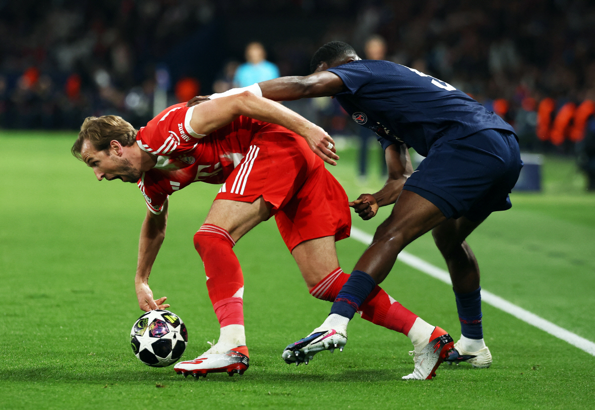 Soccer Football - UEFA Champions League - Semi Final - First Leg - Paris St Germain v Bayern Munich - Parc des Princes, Paris, France - April 28, 2026 Bayern Munich's Harry Kane in action with Paris St Germain's Willian Pacho REUTERS/Gonzalo Fuentes