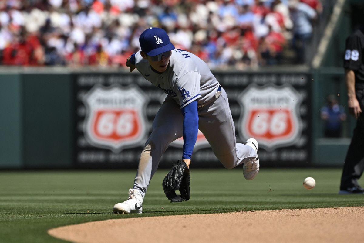 May 3, 2026; St. Louis, Missouri, USA; Los Angeles Dodgers shortstop Hyeseong Kim (6) fields a ground ball hit by the St. Louis Cardinals in the fifth inning at Busch Stadium. Mandatory Credit: Joe Puetz-Imagn Images