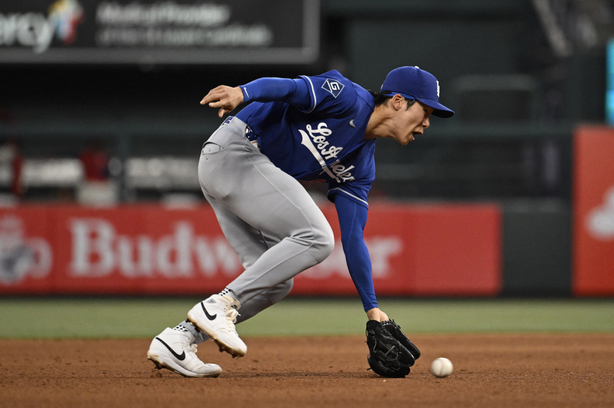 May 2, 2026; St. Louis, Missouri, USA; Los Angeles Dodgers shortstop Hyeseong Kim (6) fields a ground ball hit by the St. Louis Cardinals in the sixth inning at Busch Stadium. Mandatory Credit: Joe Puetz-Imagn Images