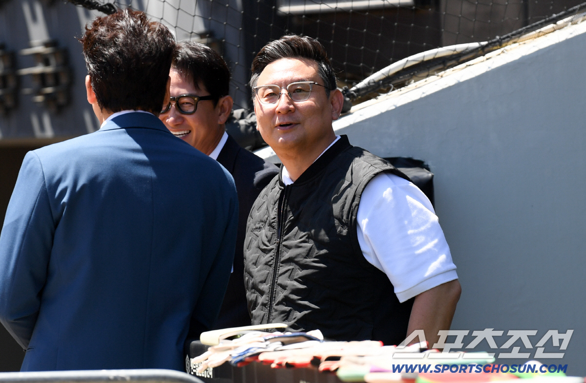 경기 전 심재학 단장은 그라운드로 내려와 아데를린 훈련을 지켜봤다.