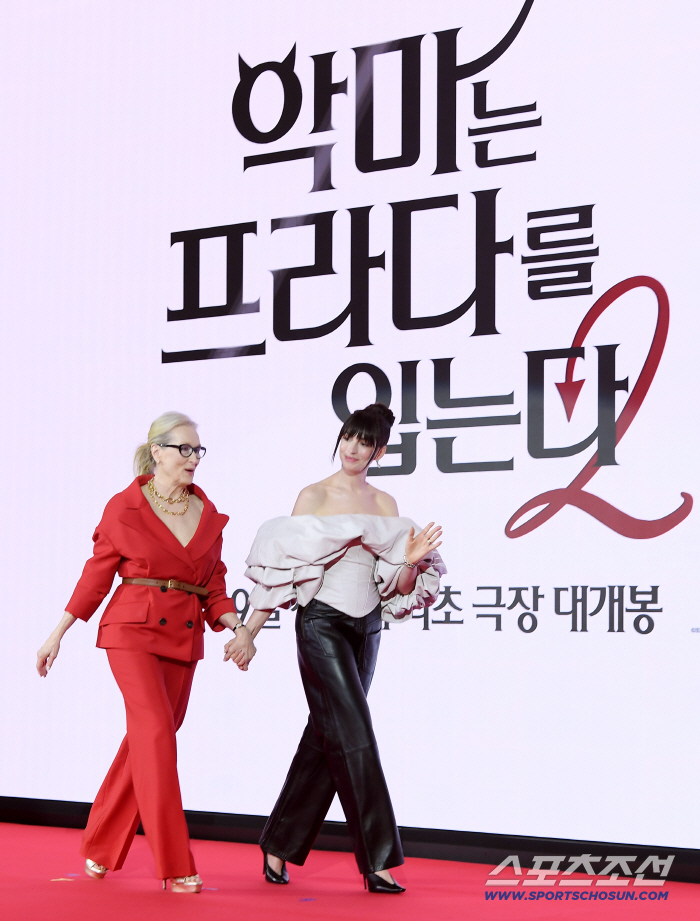 '악프입2' 첫 주말 3441억원 수익..메릴 스트립→에밀리 블런트 월드와이드 최고 오프닝 기록