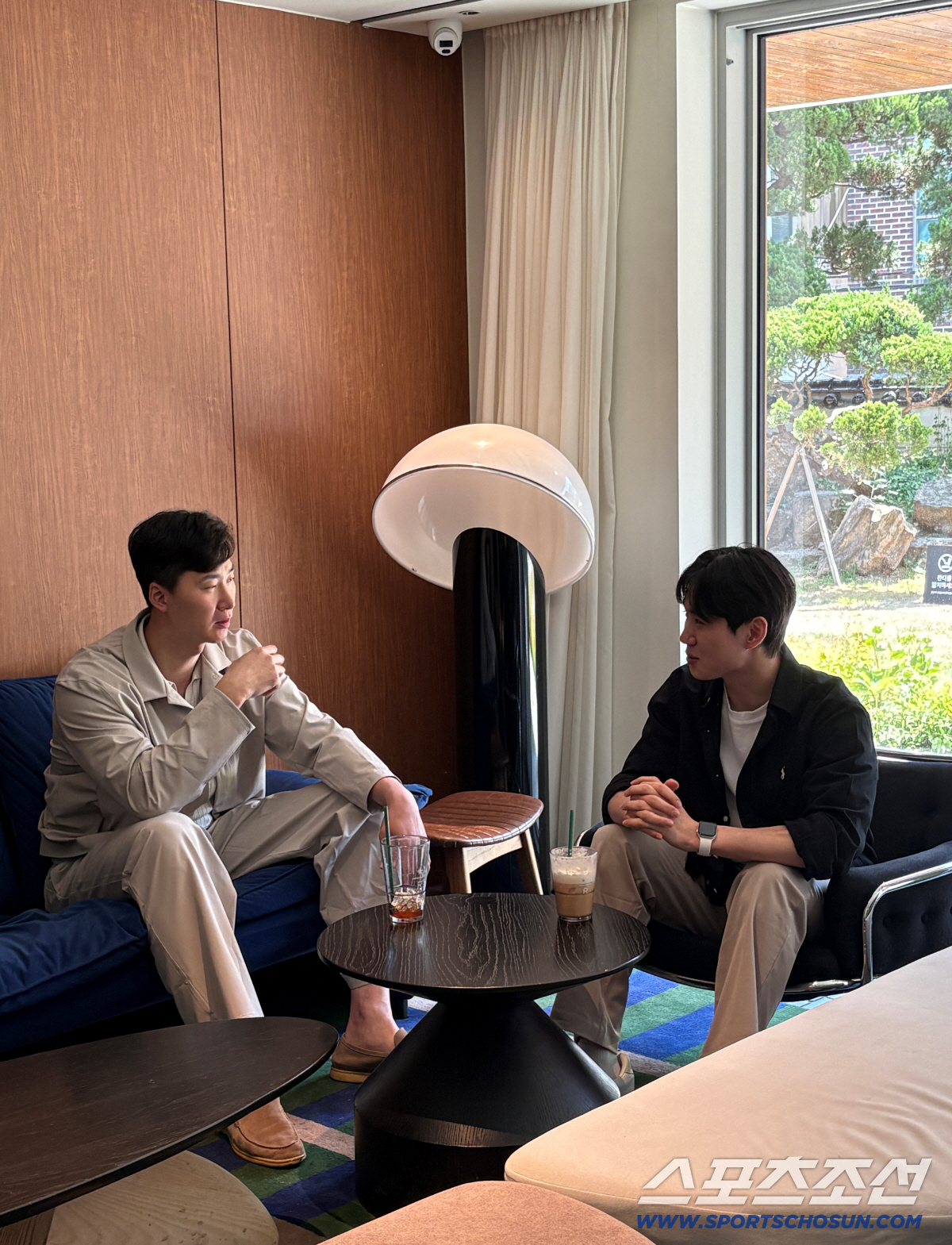 서울시 중구 장충동에 위치한 스타벅스 라운지R점에서 이야기를 나누고 있는 박철우 감독(왼쪽)과 한태준. 사진제공=우리카드