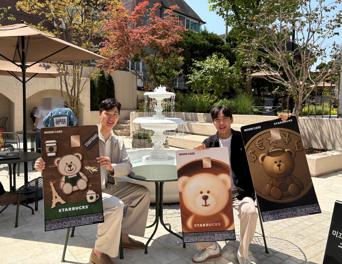 서울시 중구 장충동에 위치한 스타벅스 라운지R점에서 포즈를 취하고 있는 박철우 감독(왼쪽)과 한태준. 사진제공=우리카드
