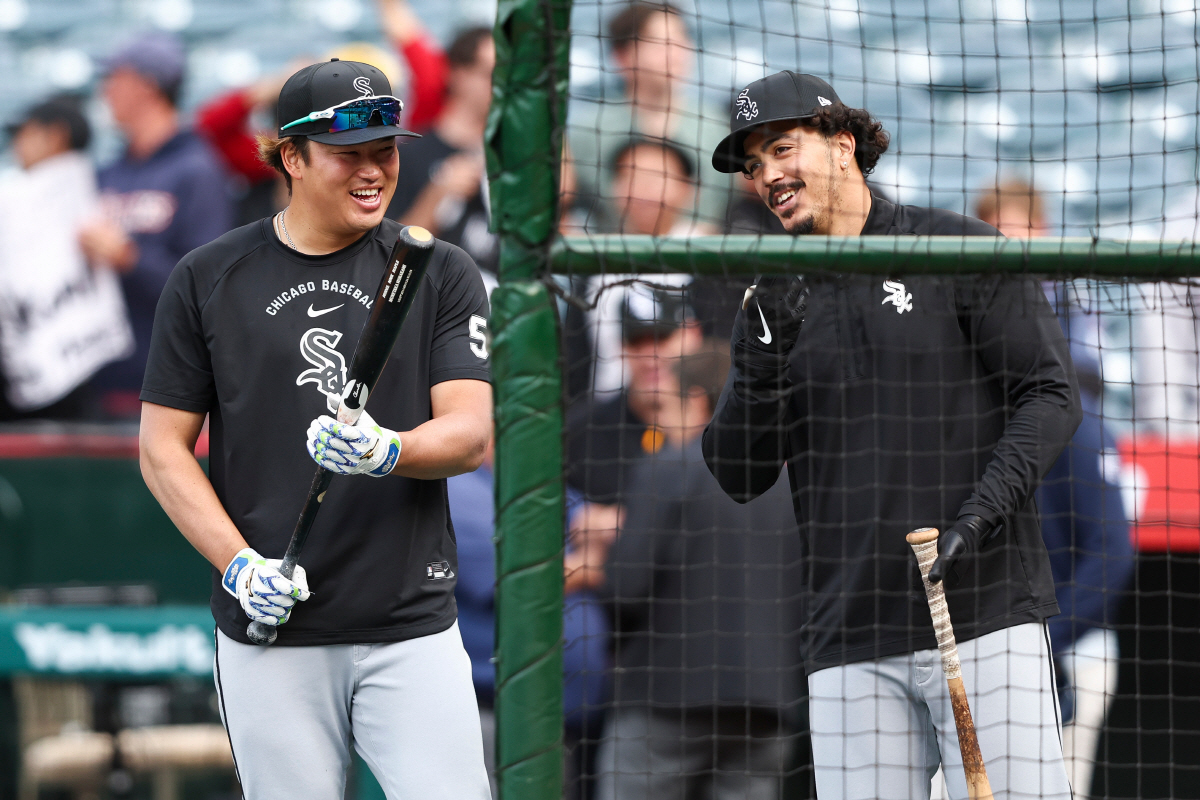 Chicago White Sox's Munetaka Murakami, left, reacts while interacting with Miguel Vargas, right, before a baseball game against the Los Angeles Angels, Monday, May 4, 2026, in Anaheim, Calif. (AP Photo/Jessie Alcheh)