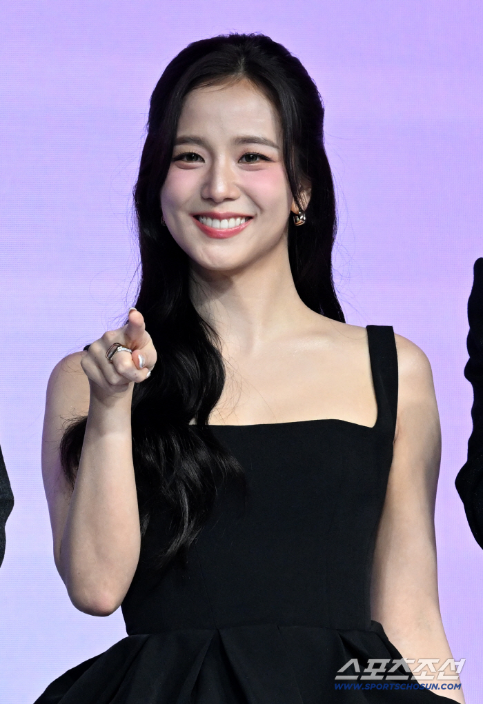 "블랙핑크 지수, 내 물건 훔쳐가"…저격한 디자이너 "물건받으러 韓 파견" 추가입장
