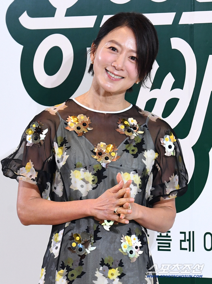 '봉주르빵집' 김희애 "원래 엄마 나이인데, 여기선 딸…우린 가격도 가성비"