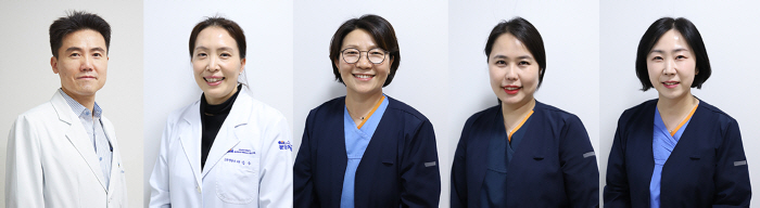 분당차병원 영양집중지원팀. (왼쪽부터) 신경외과 김태곤 교수, 배은주 임상영양사, 강성숙·장진영·김미연 간호사