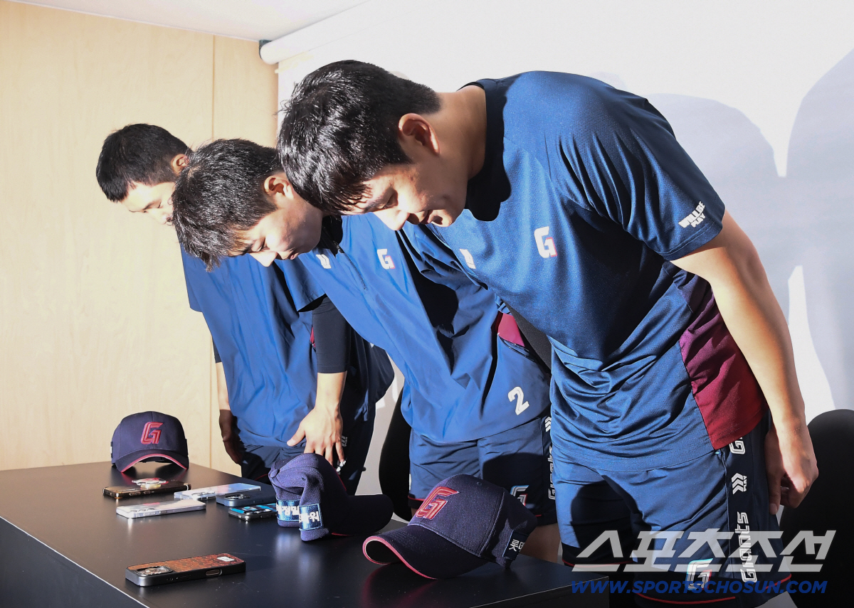 5일 수원 KT위즈파크에서 열린 롯데-KT전을 앞두고 롯데 고승민, 나승엽, 김세민이 1군에 복귀했다. 김세민, 고승민, 나승엽(왼쪽부터)이 고개 숙여 사과하고 있다. 수원=정재근 기자 cjg@sportschosun.com/2026.5.5/
