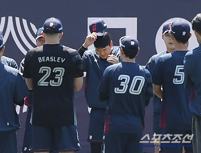 5일 수원 KT위즈파크에서 열린 롯데-KT전을 앞두고 롯데 고승민, 나승엽, 김세민이 1군에 복귀했다. 나승엽과 고승민이 동료들에게 인사하고 있다. 수원=정재근 기자 cjg@sportschosun.com/2026.5.5/