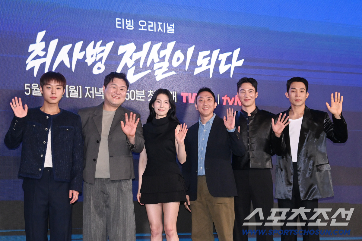 6일 풀만 앰배서더 서울 이스트폴에서 열린 티빙 오리지널 시리즈 '취사병 전설이 되다'의 제작발표회. 왼쪽부터 박지훈, 윤경호, 한동희, 조남형 감독, 이홍내, 이상이가 포토타임을 갖고 있다. 허상욱 기자 wook@sportschosun.com/2026.05.06/