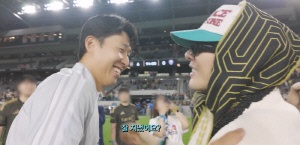 ‘내 동생 SON이잖아’  손흥민 인생 최고 활약, 지드래곤마저 열광...‘근황 토크까지’ 韓 월클 듀오 만남