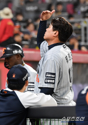 "왜 우냐?" 문동주 쇼크, 왜 류현진은 통증 참으라 했을까…'잃어버린 6㎞' 인간 승리의 조언