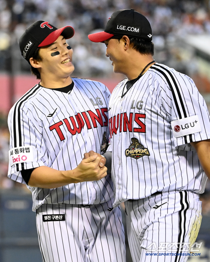 '꿀 떨어지네' 홈런+호수비로 승리 도운 이재원, 엄지 척과 미소로 화답한 임찬규