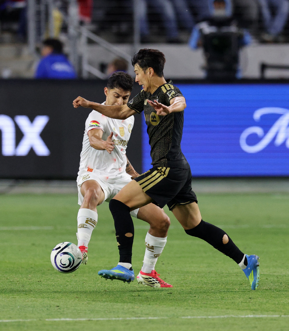 LOS ANGELES, CALIFORNIA - APRIL 29: Son Heung-Min #7 of the Los Angeles Football Club is challenged by Diego Barbosa #2 of Toluca in the second half of CONCACAF Champions Cup 2026 semifinals first leg at BMO Stadium on April 29, 2026 in Los Angeles, California. Kevork Djansezian/Getty Images/AFP (Photo by KEVORK DJANSEZIAN / GETTY IMAGES NORTH AMERICA / Getty Images via AFP)