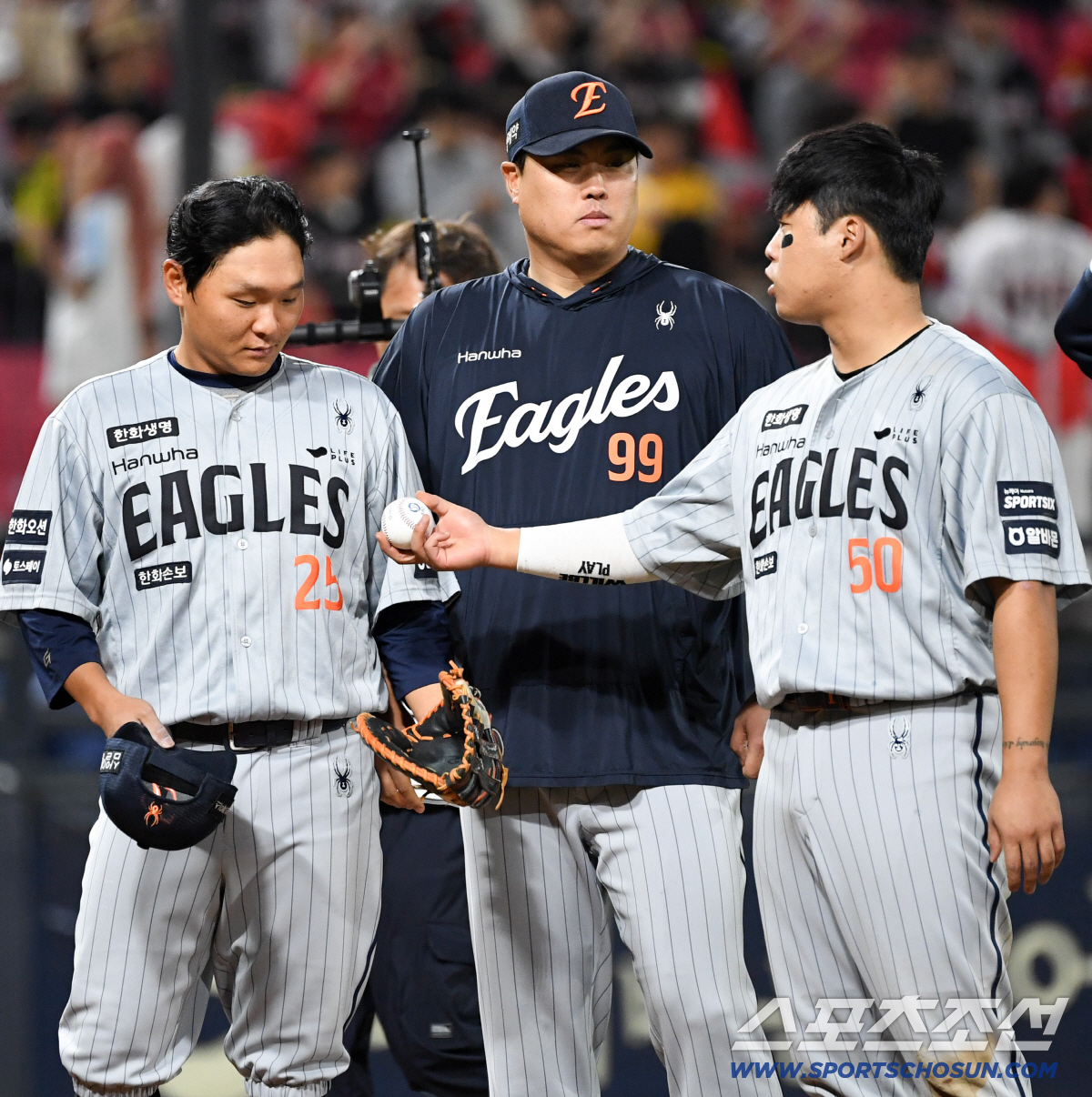 KBO 통산 120승 기념구에도 별다른 반응 없던 류현진.