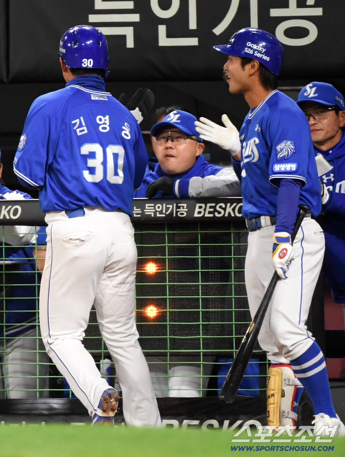 7일 광주 기아챔피언스필드에서 열린 KIA와 삼성의 경기. 삼성 박진만 감독이 득점한 김영웅을 반기고 있다. 광주=박재만 기자 pjm@sportschosun.com/2026.04.07/