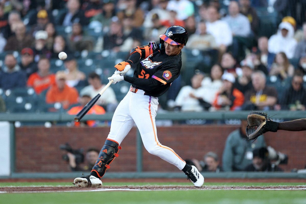 SAN FRANCISCO, CALIFORNIA - MAY 05: Jung Hoo Lee #51 of the San Francisco Giants hits a single against the San Diego Padres in the first inning at Oracle Park on May 05, 2026 in San Francisco, California. Ezra Shaw/Getty Images/AFP (Photo by EZRA SHAW / GETTY IMAGES NORTH AMERICA / Getty Images via AFP)