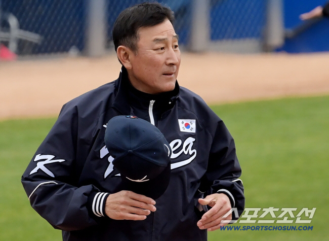20일(한국시간) WBC 대표팀이 미국 애리조나 투손 키노 베테랑 메모리얼 스타디움에서 KIA 타이거즈와 연습경기를 했다. 경기 후 KIA 선수들과 인사를 나누고 돌아서는 김기태 코치. 애리조나(미국)=정재근 기자 cjg@sportschosun.com/2023.2.20/