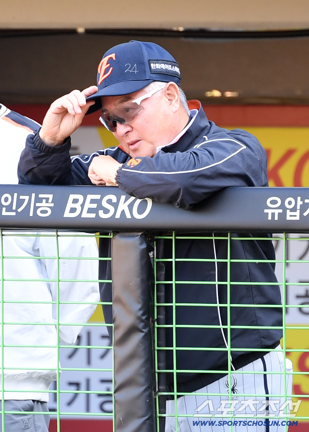 6일 광주 기아챔피언스필드에서 열린 KIA와 한화의 경기. 김경문 감독이 훈련을 지켜보고 있다. 광주=박재만 기자 pjm@sportschosun.com/2026.05.06/