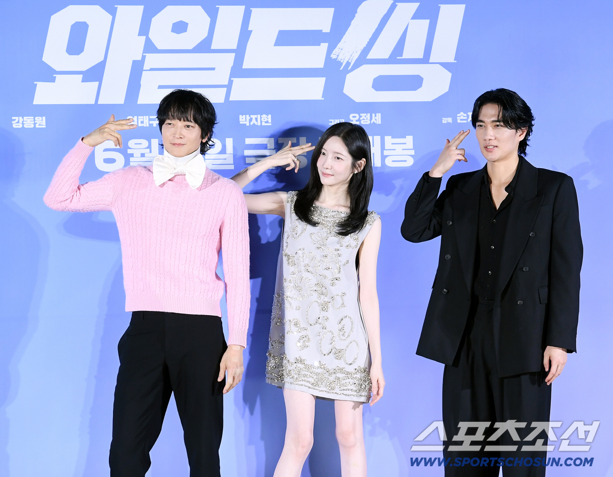 영화 '와일드씽' 제작보고회가 7일 오전 서울 자양동 롯데시네마에서 열렸다. 강동원, 박지현, 엄태구가 포즈 취하고 있다. 정재근 기자 cjg@sportschosun.com/2026.5.7