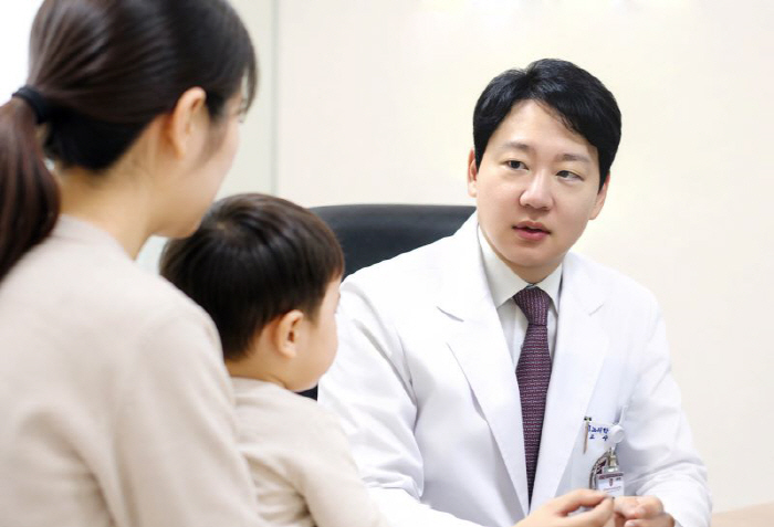 진료 중인 심지성 교수