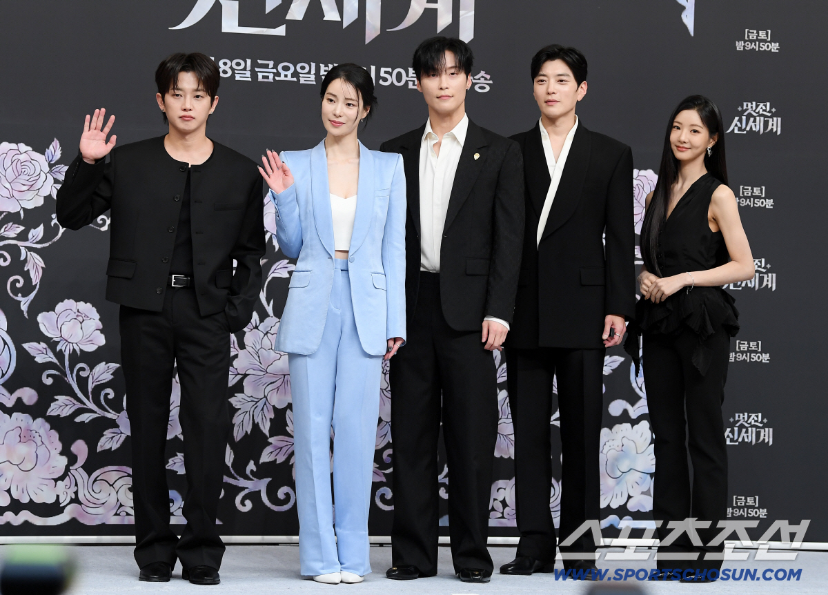SBS 드라마 '멋진 신세계' 제작발표회가 7일 오후 서울 목동 SBS에서 열렸다. 김민석, 허남준, 임지연, 장승조, 이세희(왼쪽부터)가 포즈 취하고 있다. 정재근 기자 cjg@sportschosun.com/2026.5.7