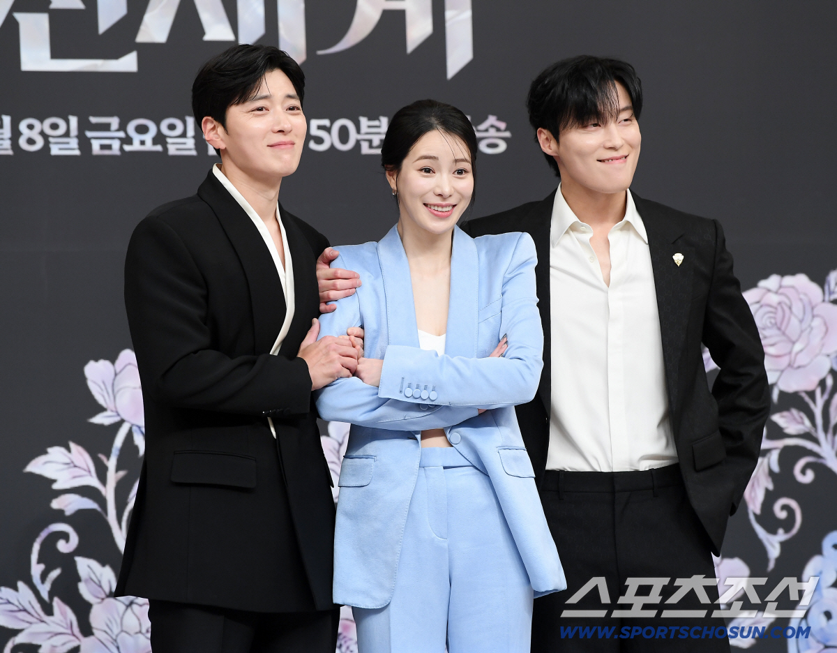 SBS 드라마 '멋진 신세계' 제작발표회가 7일 오후 서울 목동 SBS에서 열렸다. 장승조, 임지연, 허남준(왼쪽부터)이 포즈 취하고 있다. 정재근 기자 cjg@sportschosun.com/2026.5.7