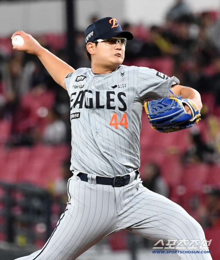 '충격 김서현 사구 난사' 한화 재앙의 시작, 11-4→11-8 이렇게 이길 경기였나