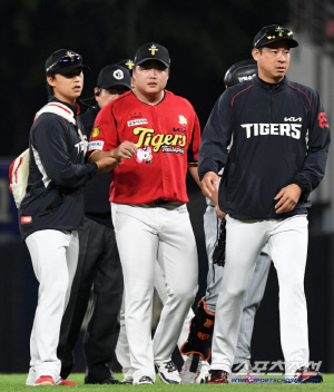 '악' KIA 타구 직격에 깜짝, 강백호도 놀라서 달려왔다…"단순 타박상" 천만다행이다