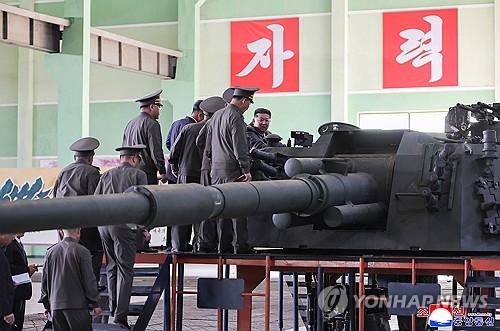 (평양 조선중앙통신=연합뉴스) 김정은 북한 국무위원장이 지난 6일 중요군수기업소를 방문해 "올해 중에 남부 국경 장거리 포병부대에 장비시키게 되어 있는 3개 대대분의 신형 자행평곡사포 생산실태를 료해(파악)"했다고 조선중앙통신이 8일 보도했다. 2026.5.8 [국내에서만 사용가능. 재배포 금지. For Use Only in the Republic of Korea. No Redistribution] nkphoto@yna.co.kr
