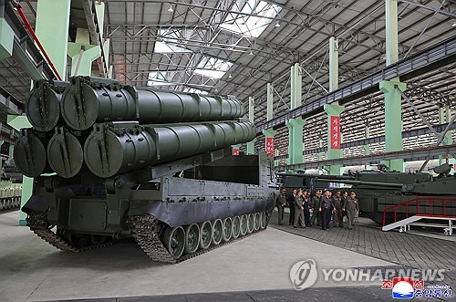 (평양 조선중앙통신=연합뉴스) 김정은 북한 국무위원장이 지난 6일 중요군수기업소를 방문해 "올해 중에 남부 국경 장거리 포병부대에 장비시키게 되어 있는 3개 대대분의 신형 자행평곡사포 생산실태를 료해(파악)"했다고 조선중앙통신이 8일 보도했다. 2026.5.8 [국내에서만 사용가능. 재배포 금지. For Use Only in the Republic of Korea. No Redistribution] nkphoto@yna.co.kr