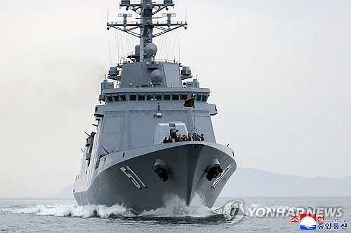 (평양 조선중앙통신=연합뉴스) 김정은 북한 국무위원장이 지난 7일 구축함 '최현호'에 탑승해 취역을 앞두고 진행하는 함의 기동능력 종합평가시험을 참관했다고 조선중앙통신이 8일 보도했다. 이날 김 위원장의 딸 주애도 동행했다. 2026.5.8 [국내에서만 사용가능. 재배포 금지. For Use Only in the Republic of Korea. No Redistribution] nkphoto@yna.co.kr