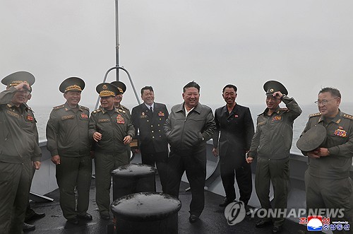 (평양 조선중앙통신=연합뉴스) 김정은 북한 국무위원장이 지난 7일 구축함 '최현호'에 탑승해 취역을 앞두고 진행하는 함의 기동능력 종합평가시험을 참관했다고 조선중앙통신이 8일 보도했다. 이날 김 위원장의 딸 주애도 동행했다. 2026.5.8 [국내에서만 사용가능. 재배포 금지. For Use Only in the Republic of Korea. No Redistribution] nkphoto@yna.co.kr