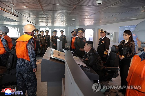 (평양 조선중앙통신=연합뉴스) 김정은 북한 국무위원장이 지난 7일 구축함 '최현호'에 탑승해 취역을 앞두고 진행하는 함의 기동능력 종합평가시험을 참관했다고 조선중앙통신이 8일 보도했다. 이날 김 위원장의 딸 주애도 동행했다. 2026.5.8 [국내에서만 사용가능. 재배포 금지. For Use Only in the Republic of Korea. No Redistribution] nkphoto@yna.co.kr