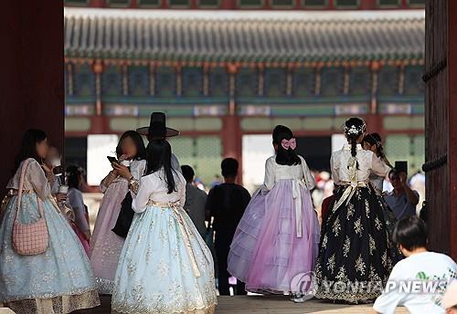 [팩트체크] 퓨전한복은 되고 한복 원피스는 안된다?…'궁 무료입장' 기준은