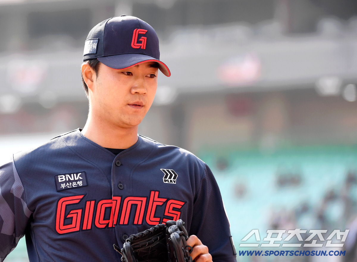 23일 인천 SSG랜더스필드에서 열린 KBO리그 시범경기 롯데와 SSG의 경기. 8회 1이닝 무실점 투구를 마치고 마운드를 내려오는 롯데 윤성빈. 인천=송정헌 기자 songs@sportschosun.com/2026.03.23/