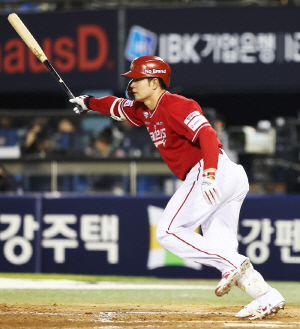 '김재환 멀티 히트 → 베니지아노 첫승' SSG, 두산 잡고 4-1 완승[잠실 리뷰]