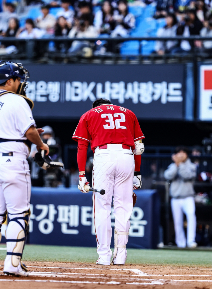 '쏟아진 야유 속 멀티 히트' 말 아낀 김재환 "오랜만에 인사드린다는 생각만…"