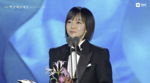 "母 떠난 뒤 멈춘 세상"..임수정, 백상서 전한 눈물의 수상소감 (백상예술대상)