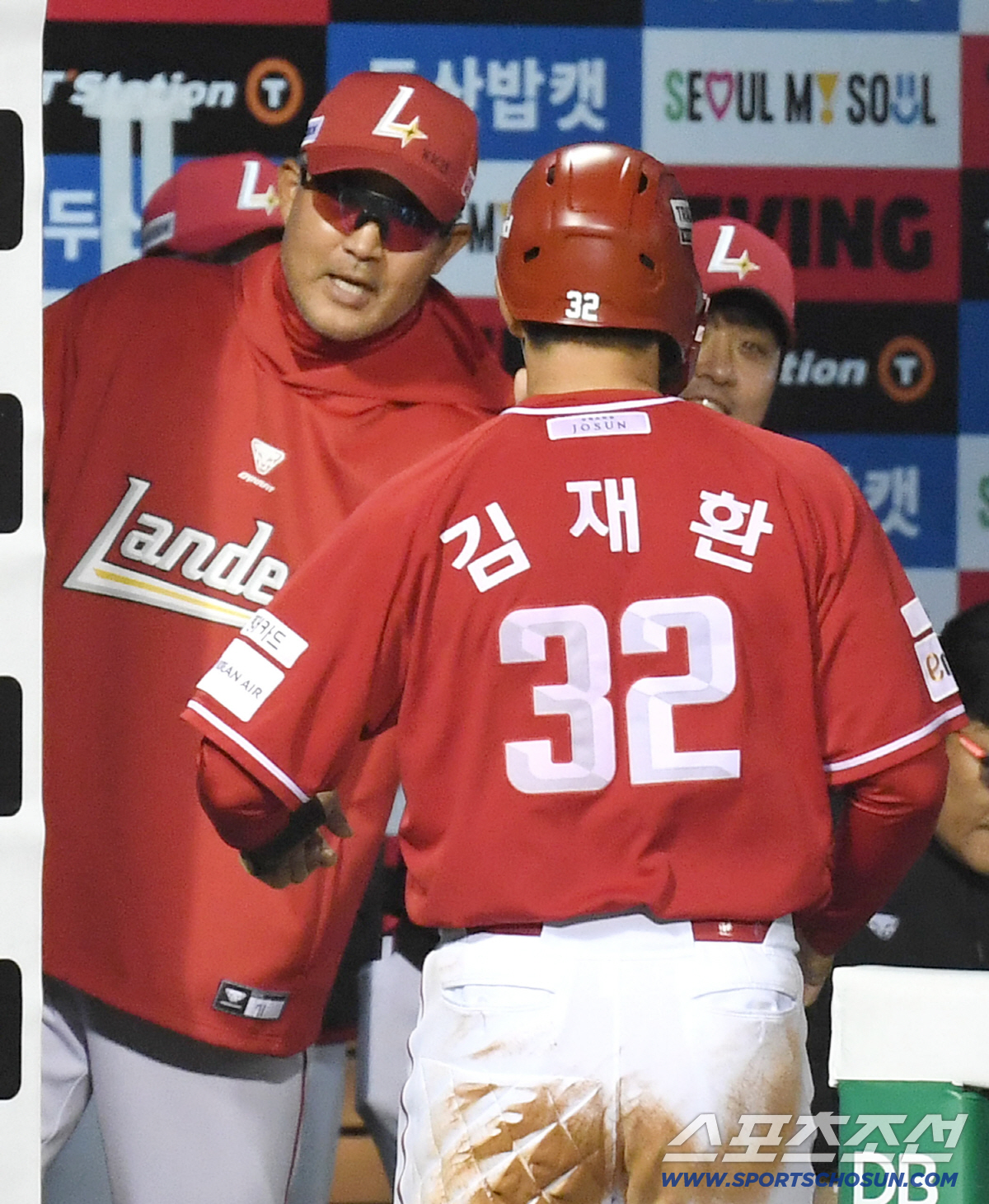 8일 잠실구장에서 열린 두산과 SSG의 경기. 5회 오태곤의 적시타 때 득점에 성공한 SSG 김재환. 잠실=송정헌 기자 songs@sportschosun.com/2026.05.08/