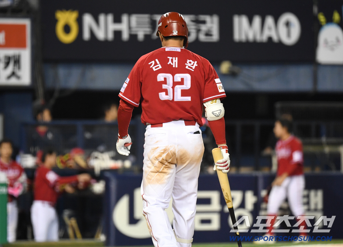 8일 잠실구장에서 열린 두산과 SSG의 경기. 9회초 내야땅볼로 아웃 당한 SSG 김재환. 잠실=송정헌 기자 songs@sportschosun.com/2026.05.08/