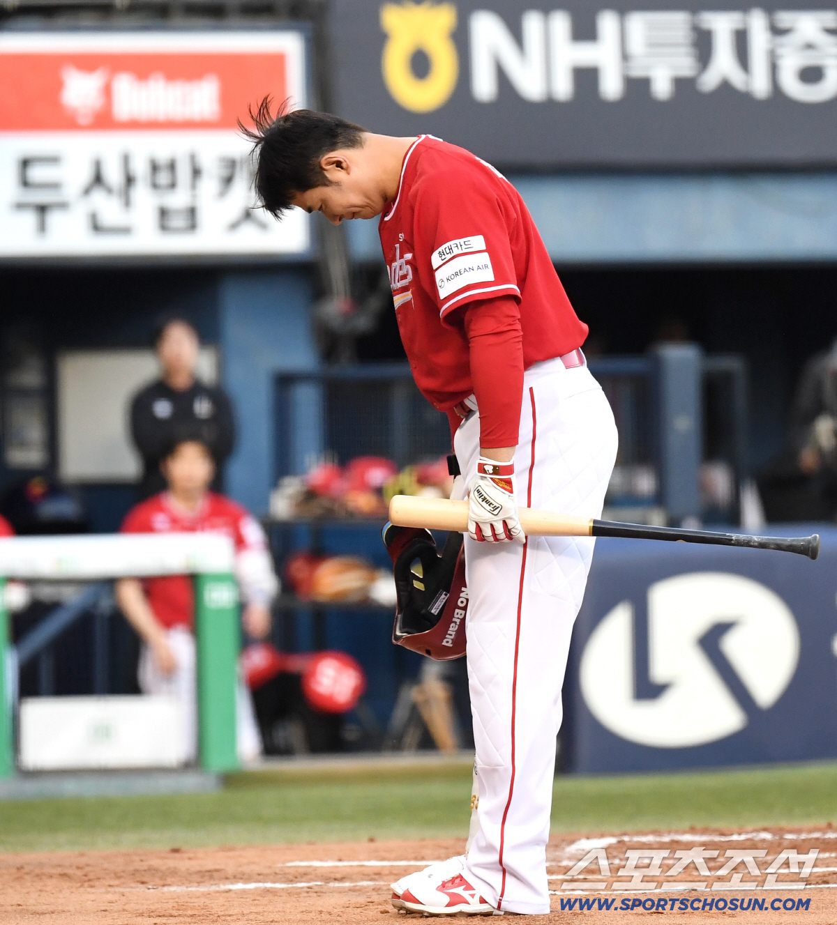 8일 잠실구장에서 열린 두산과 SSG의 경기. 2회초 타석에 나서며 두산팬들에게 인사하고 있는 SSG 김재환. 잠실=송정헌 기자 songs@sportschosun.com/2026.05.08/