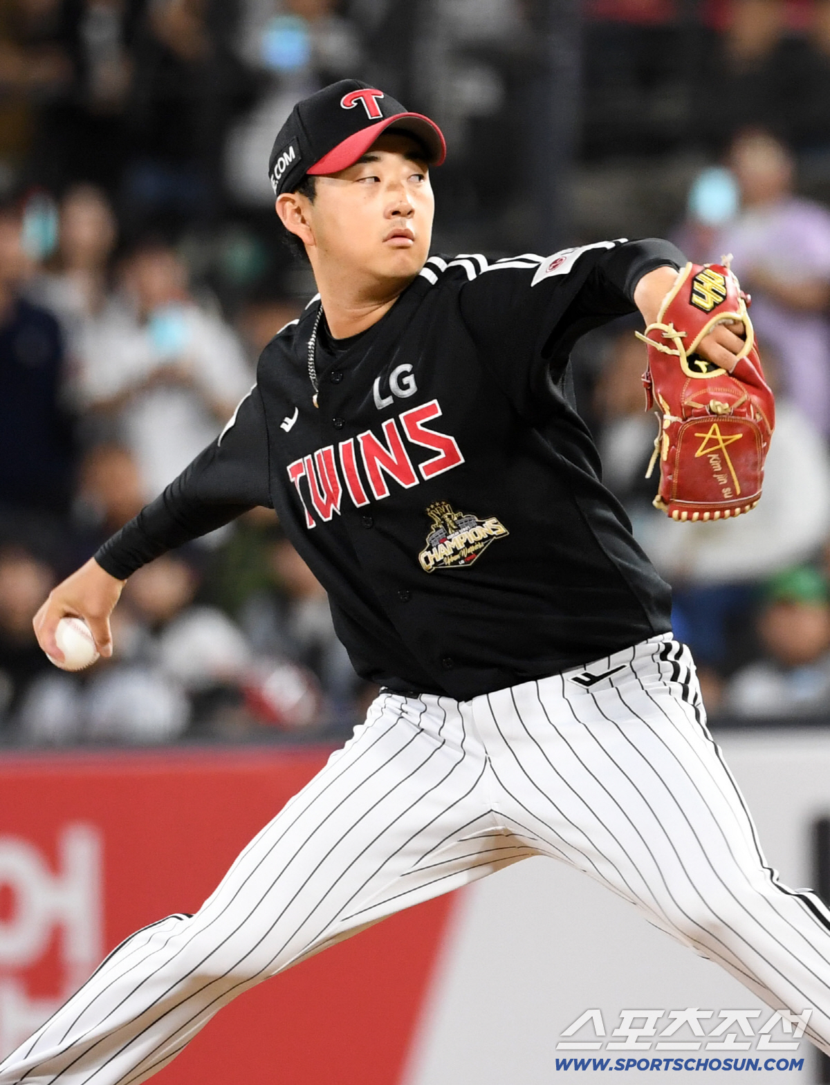 30일 수원KT위즈파크에서 열린 KT와 LG의 경기. LG 김진수가 역투하고 있다. 수원=박재만 기자 pjm@sportschosun.com/2026.04.30/