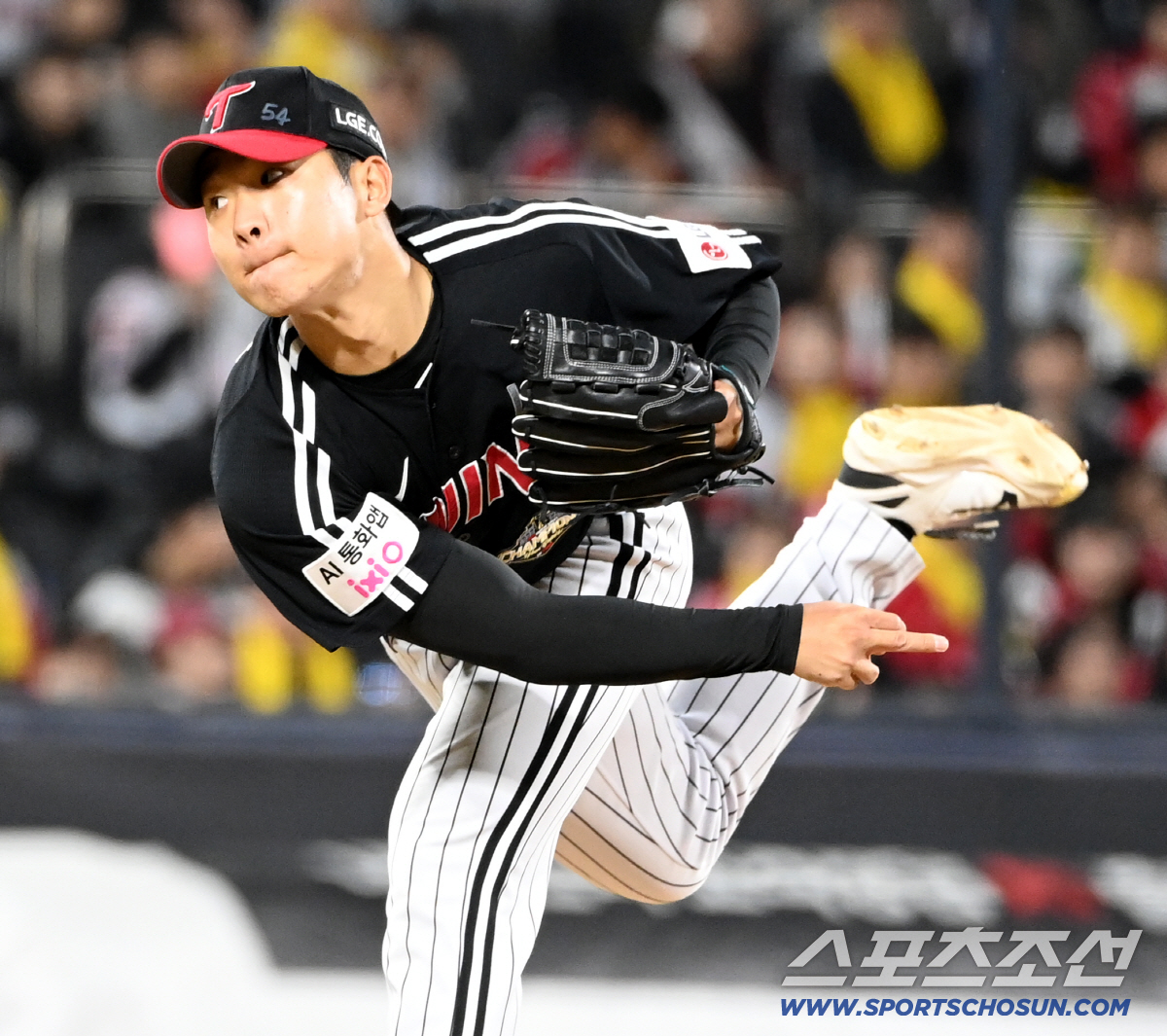 28일 수원KT위즈파크에서 열린 LG와 KT의 경기, LG 우강훈이 역투하고 있다. 수원=허상욱 기자 wook@sportschosun.com/2026.04.28/