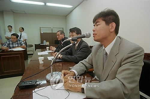 (서울=연합뉴스) 이진욱 기자 = 국내 최초 신약인 선플라주 개발 책임자인 김대기 박사가 식품의약품안전청에서 기자회견을 하고 있다. 1999.7.14