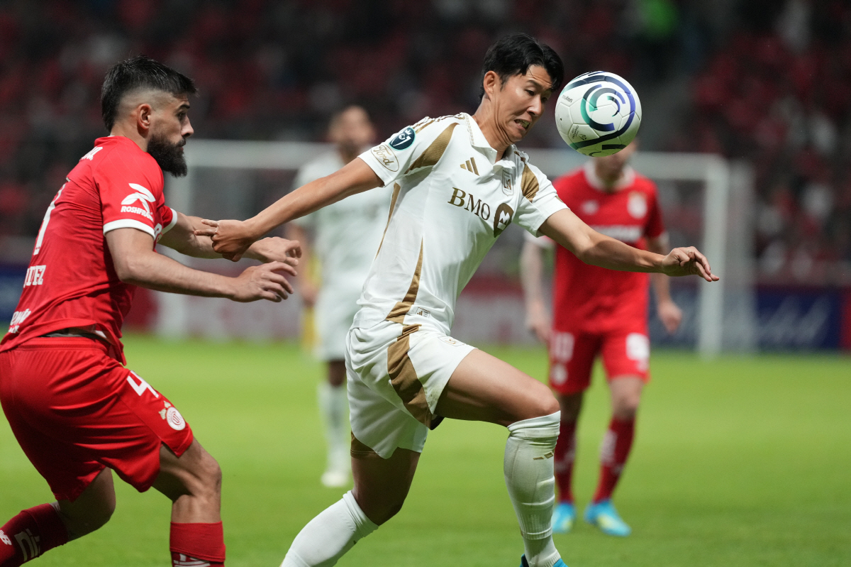 'LA FC 최고스타인데 할 수 있는 일 거의 없었다' 손흥민, 톨루카전 최악의 패배 속 굴욕적인 평가 "슈팅은 고사하고 패스도 못해, 전반 45분간 자취를 감췄다"